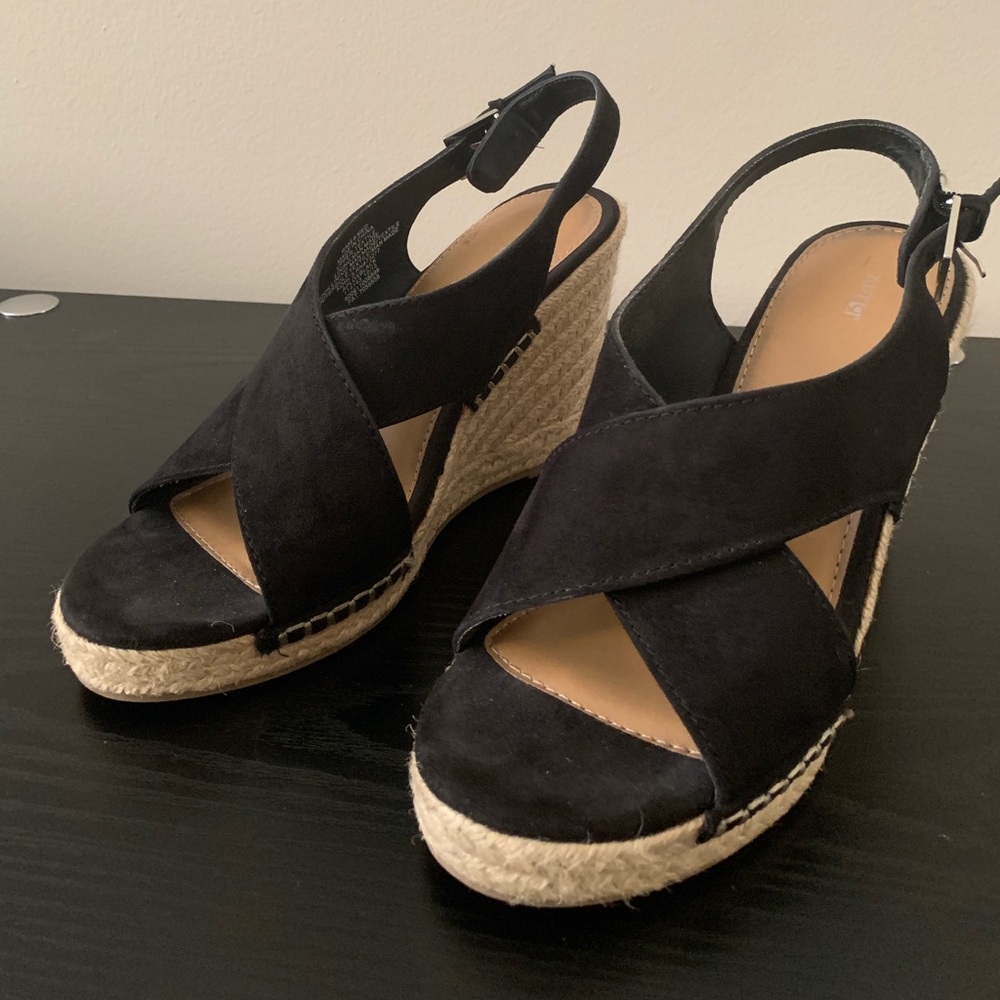 Black wedges